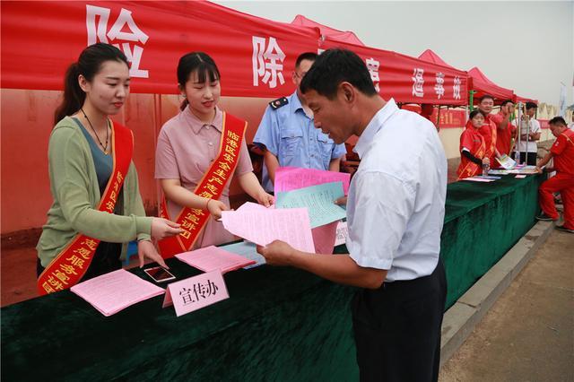 临港区组织有关单位及企业举行&ldquo;安全生产月&rdquo;现场咨询活动